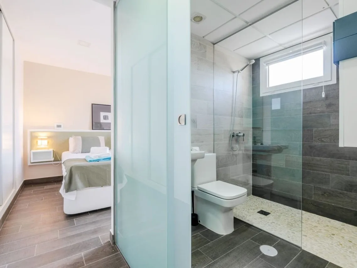 MIM19 Bathroom Green bedroom a