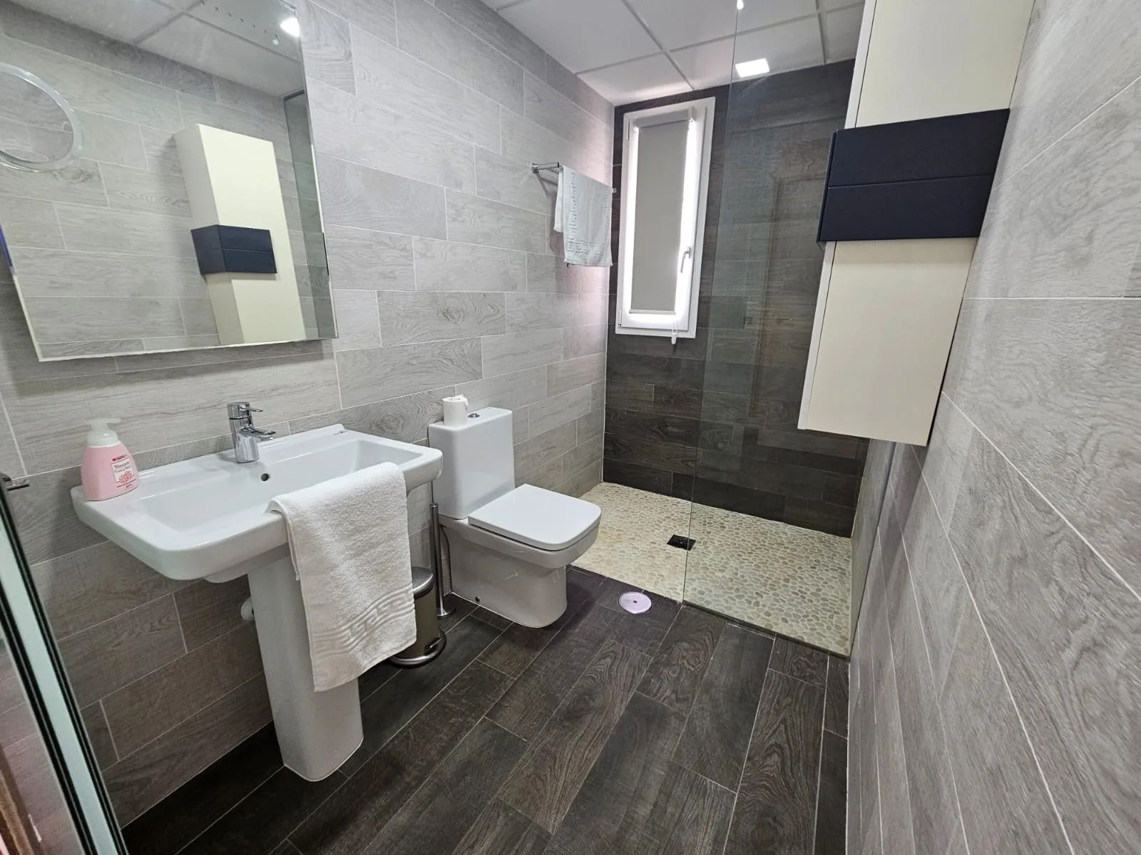 MIM19 Bathroom 1