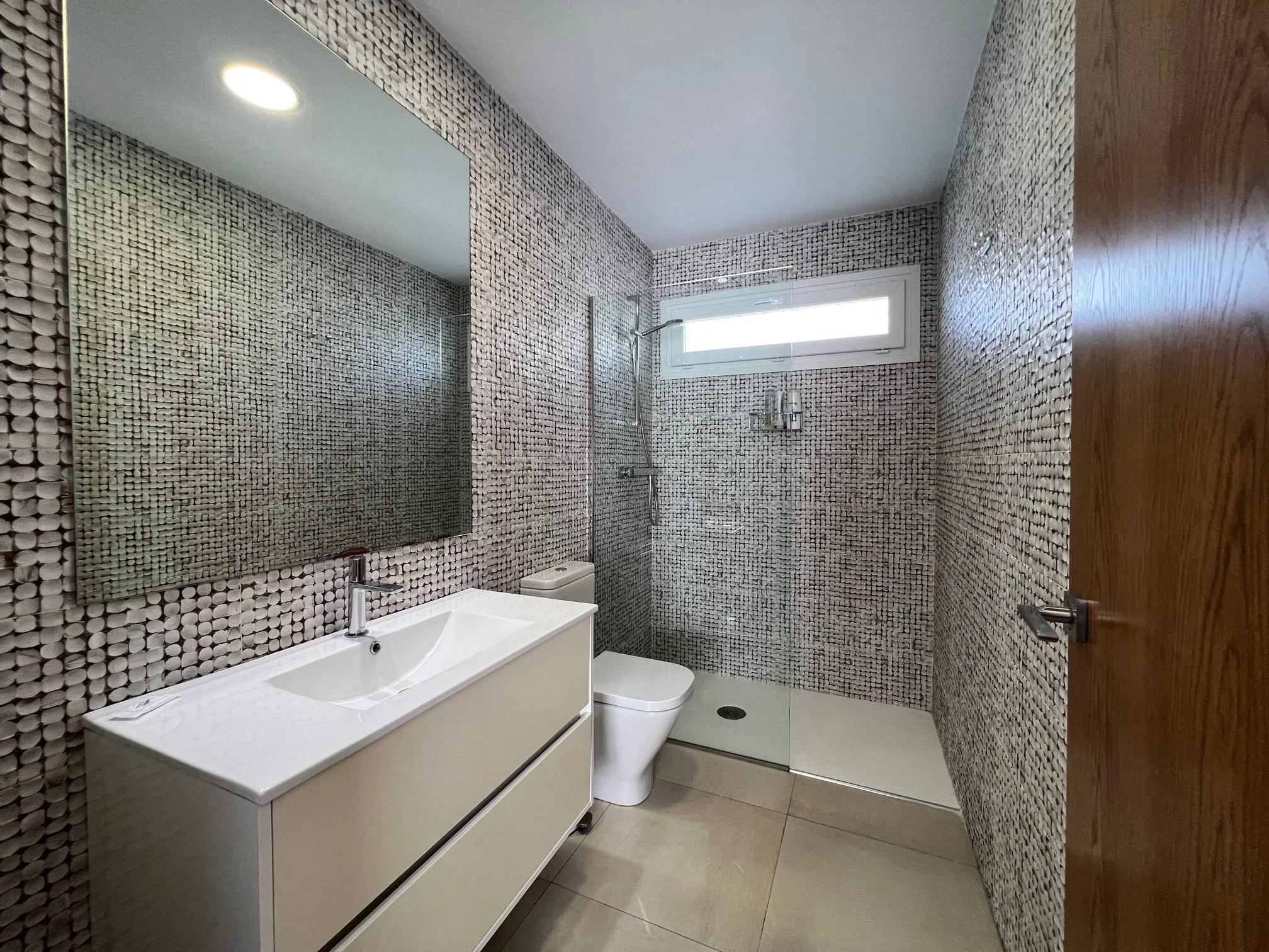 Ensuite bedroom 2 mtime20221201110100