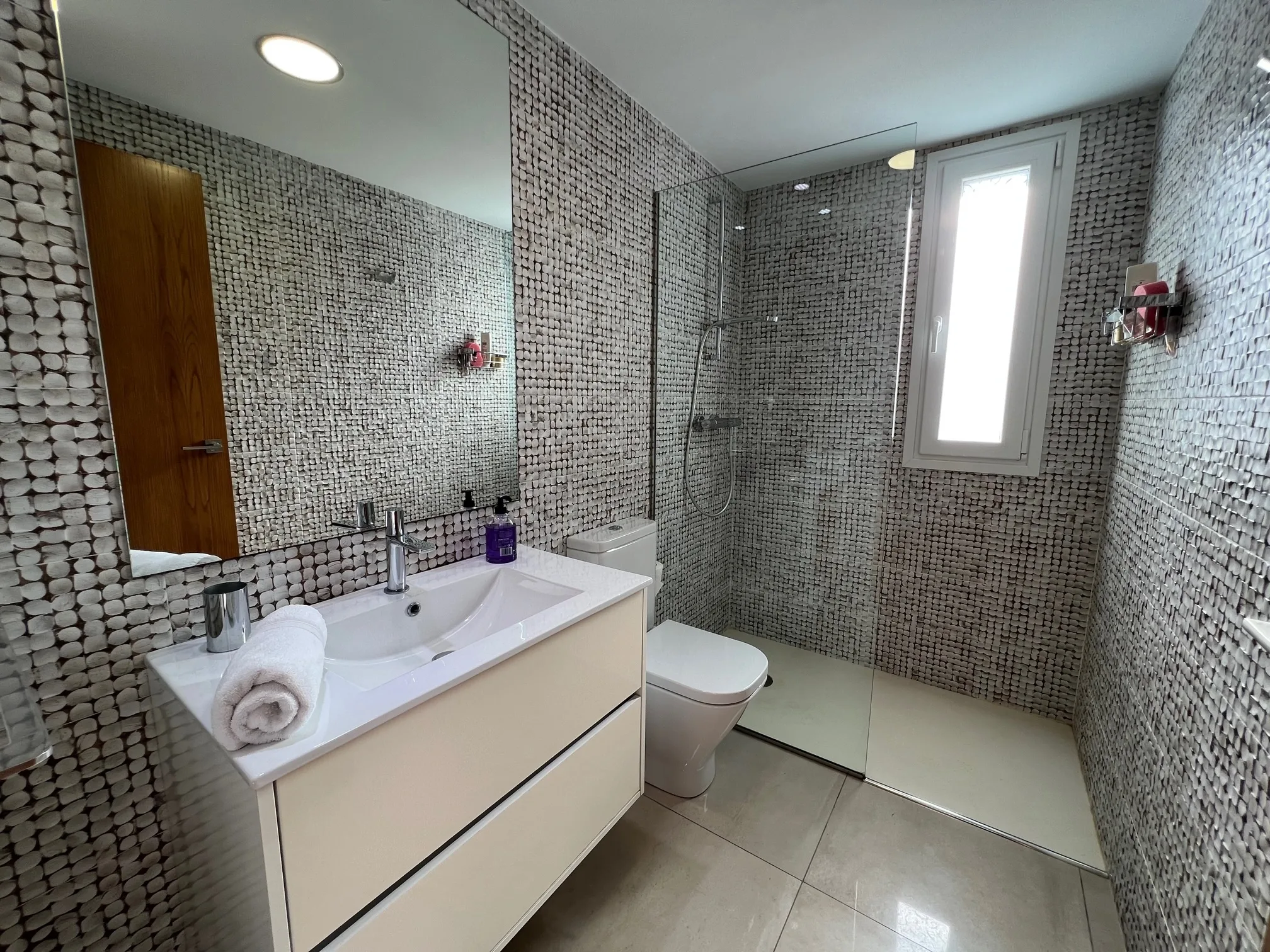 Ensuite bedroom 4 mtime20221201110206