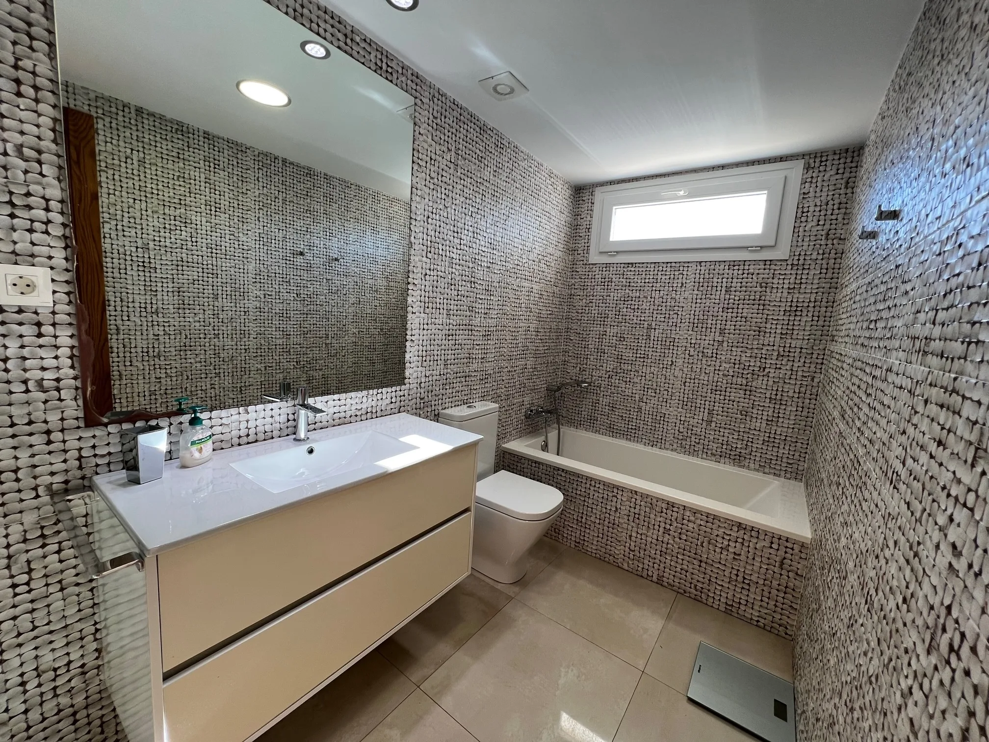 Ensuite master bedroom mtime20221201110008