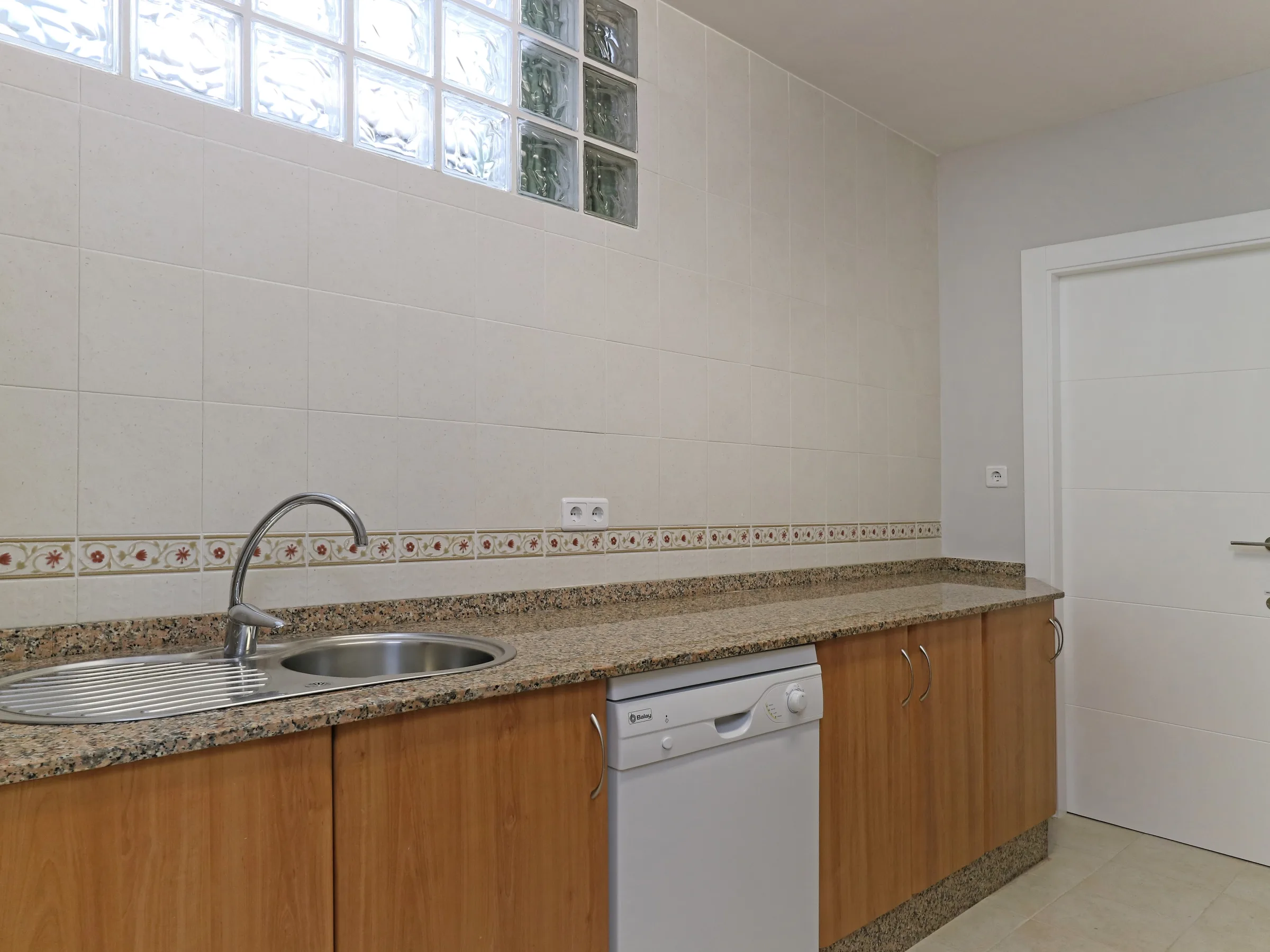 LT3 Kitchen 2