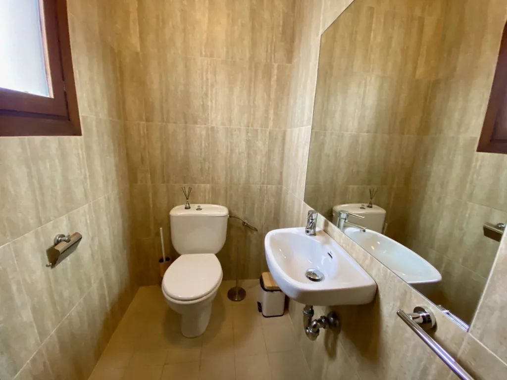 LA85 cloakroom Large mtime20220316133528