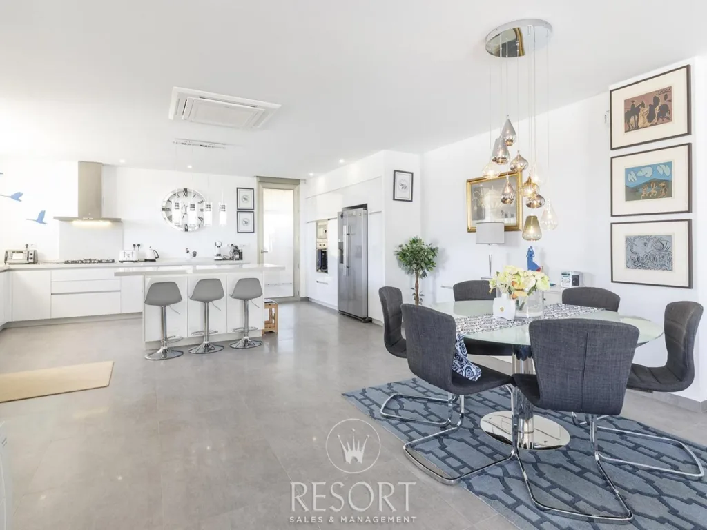 Los belones villa for sale 680a53240c1c7