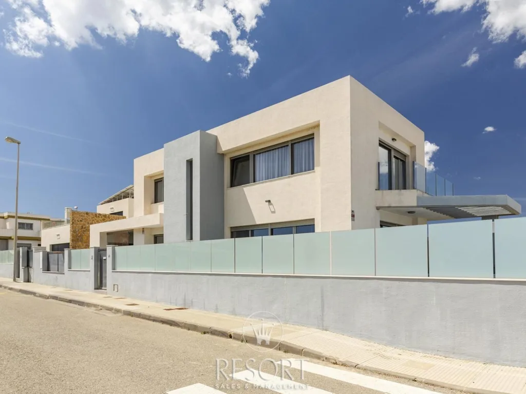 Los belones villa for sale 680a5377f0f78