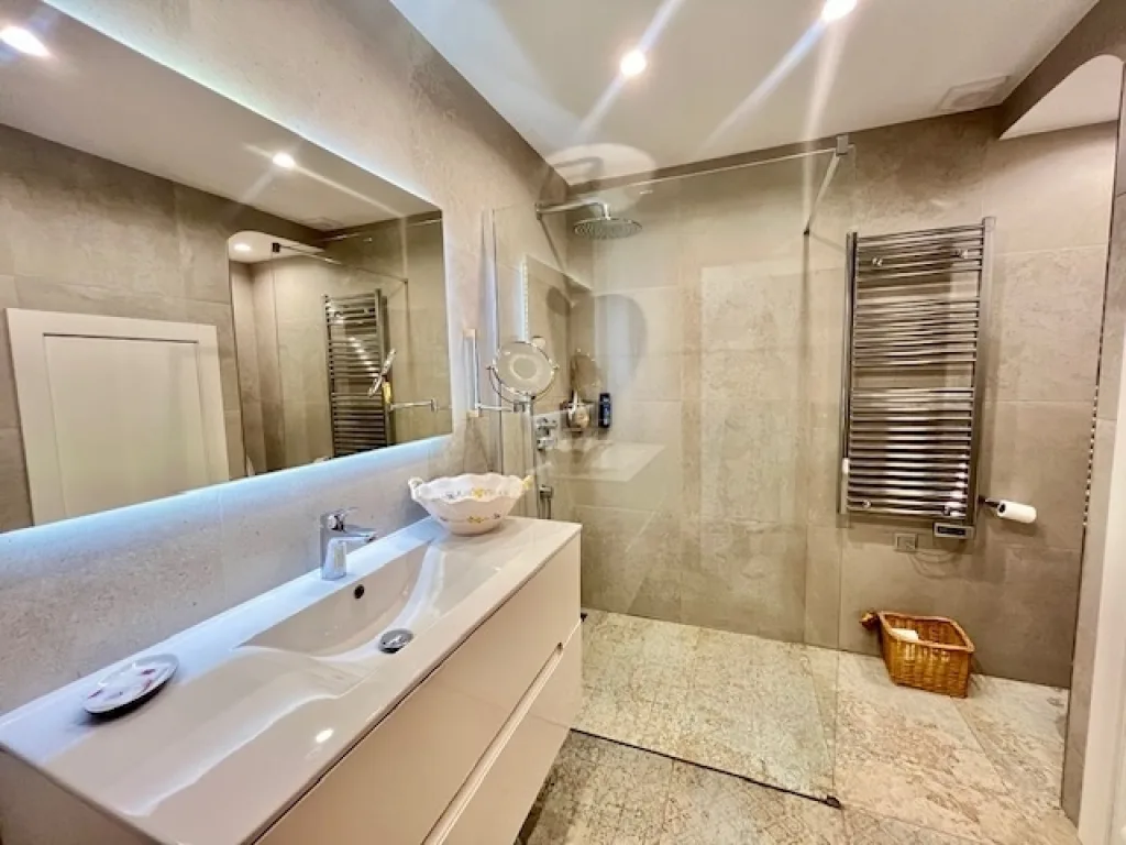 LM107 Bathroom 1