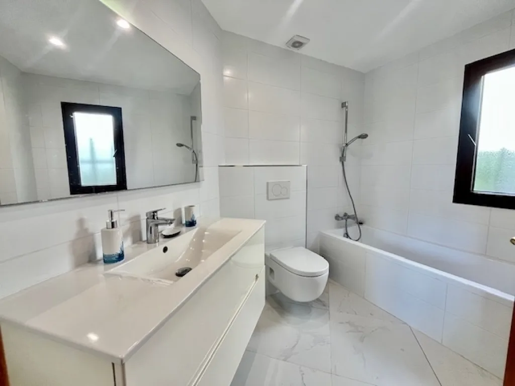 LM107 Bathroom 2