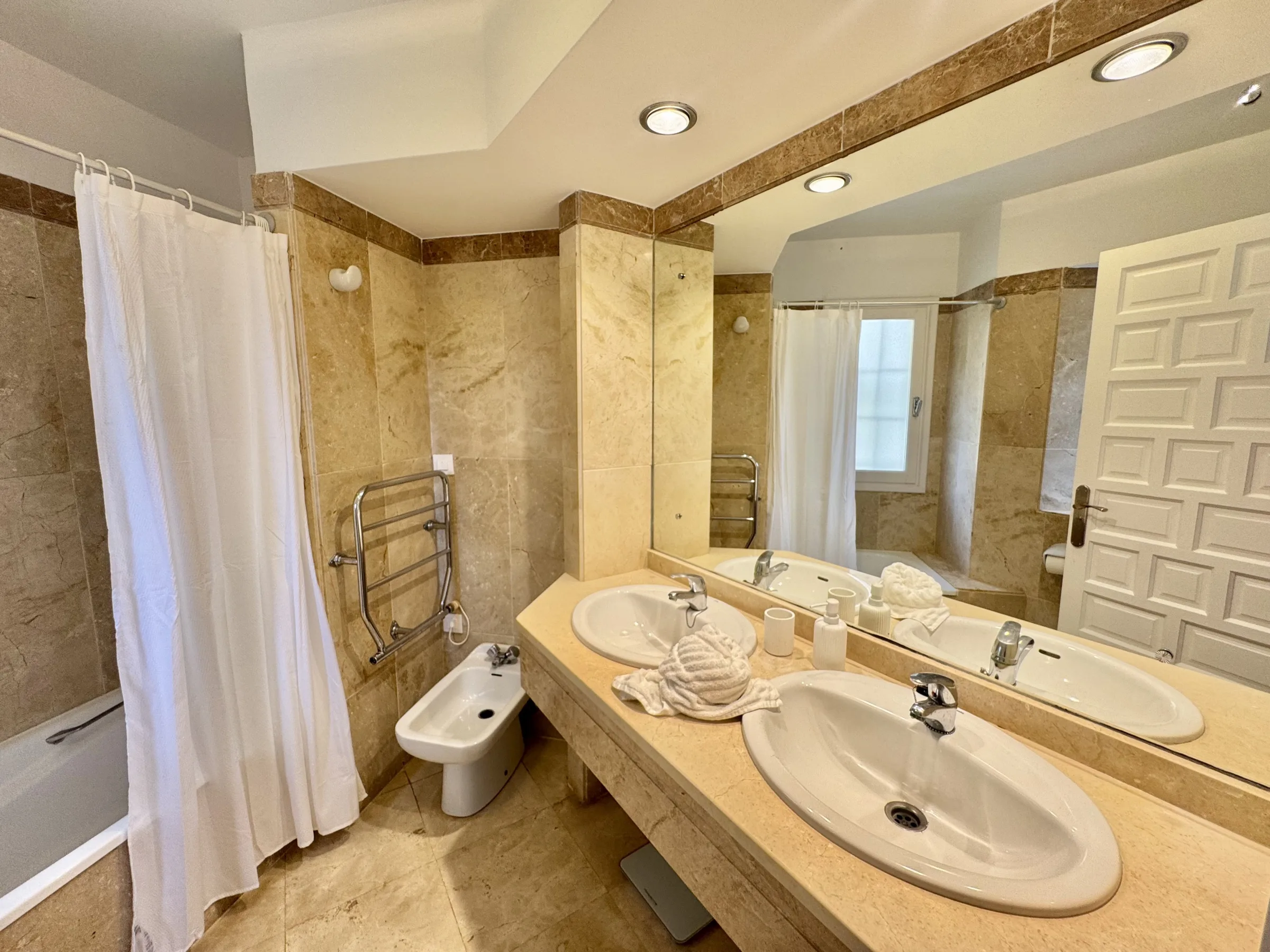 LM28 Bathroom 1