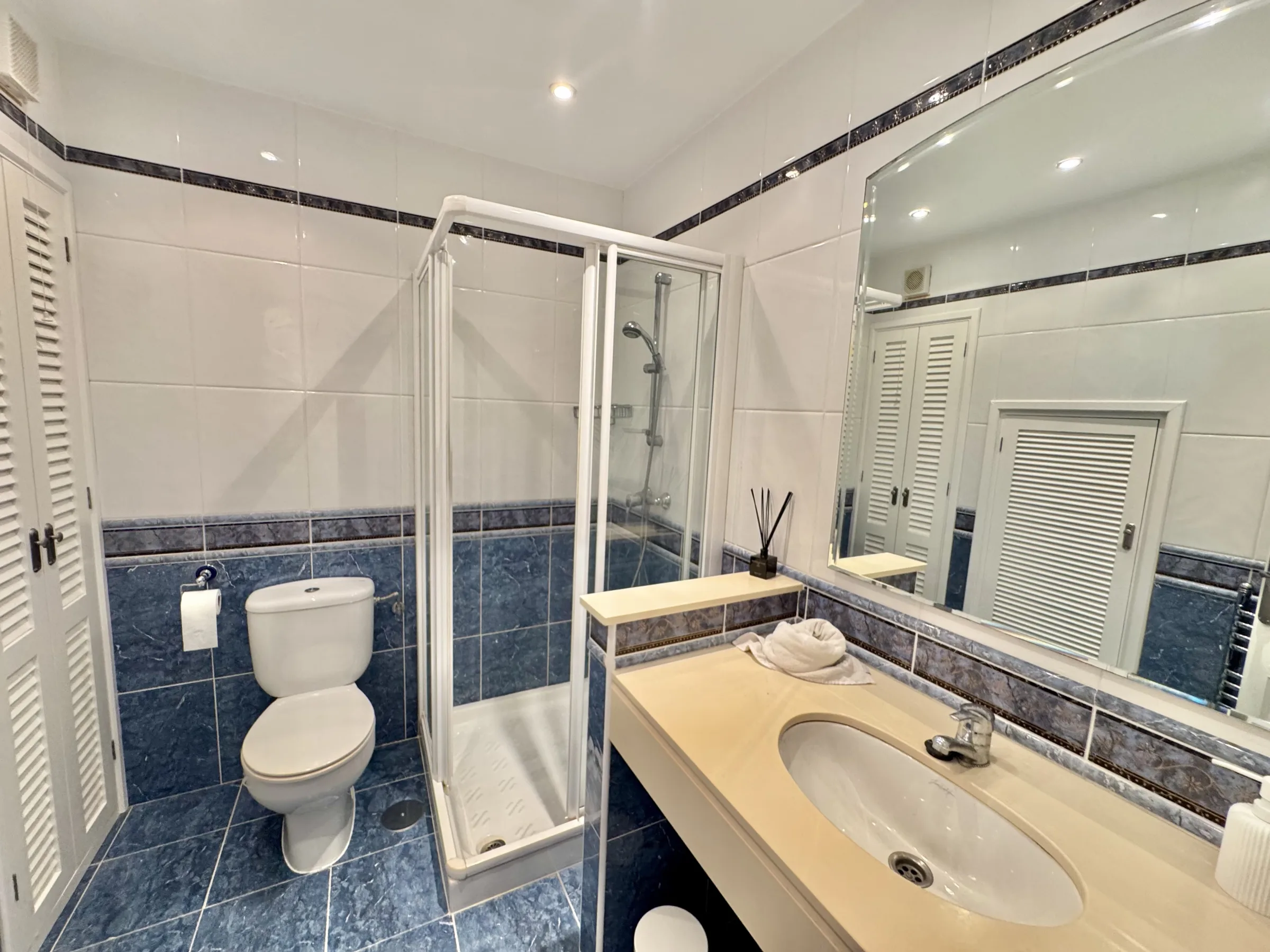 LM28 Bathroom 2