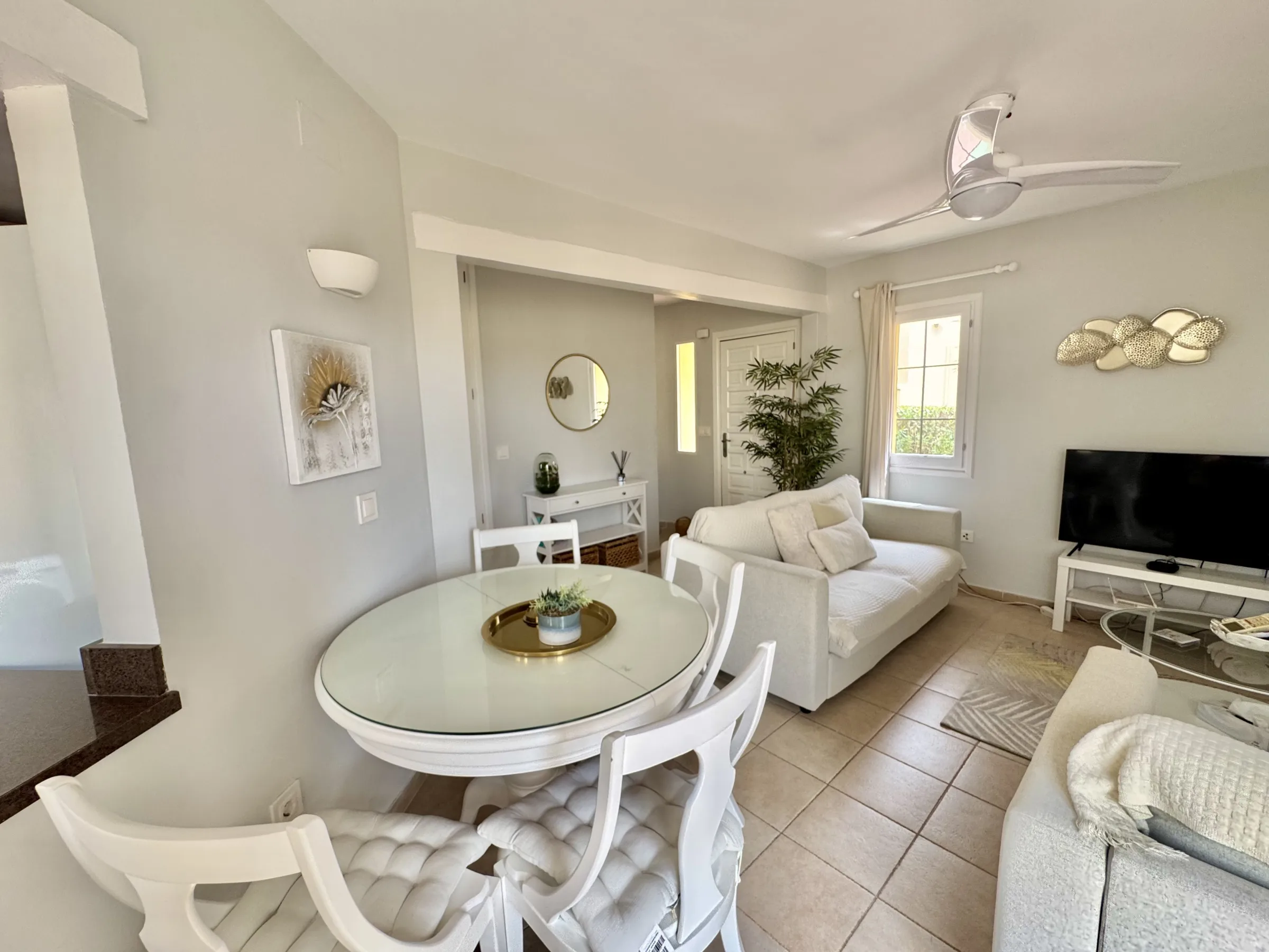 LM28 Dining Lounge a