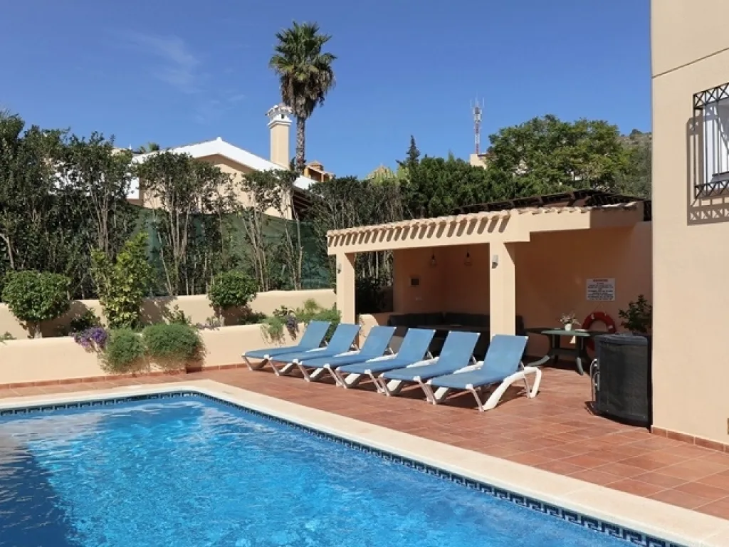 LNV3 pool covered terrace