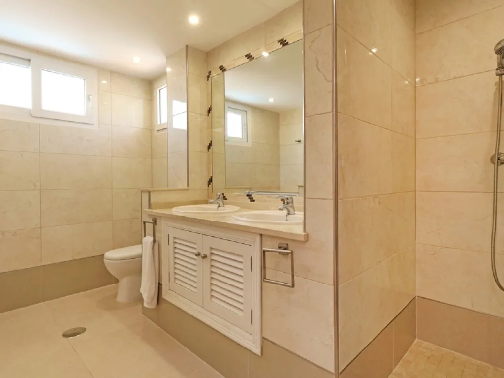 LNV3 Bathroom 1