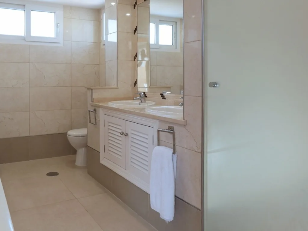 LNV3 Bathroom 4