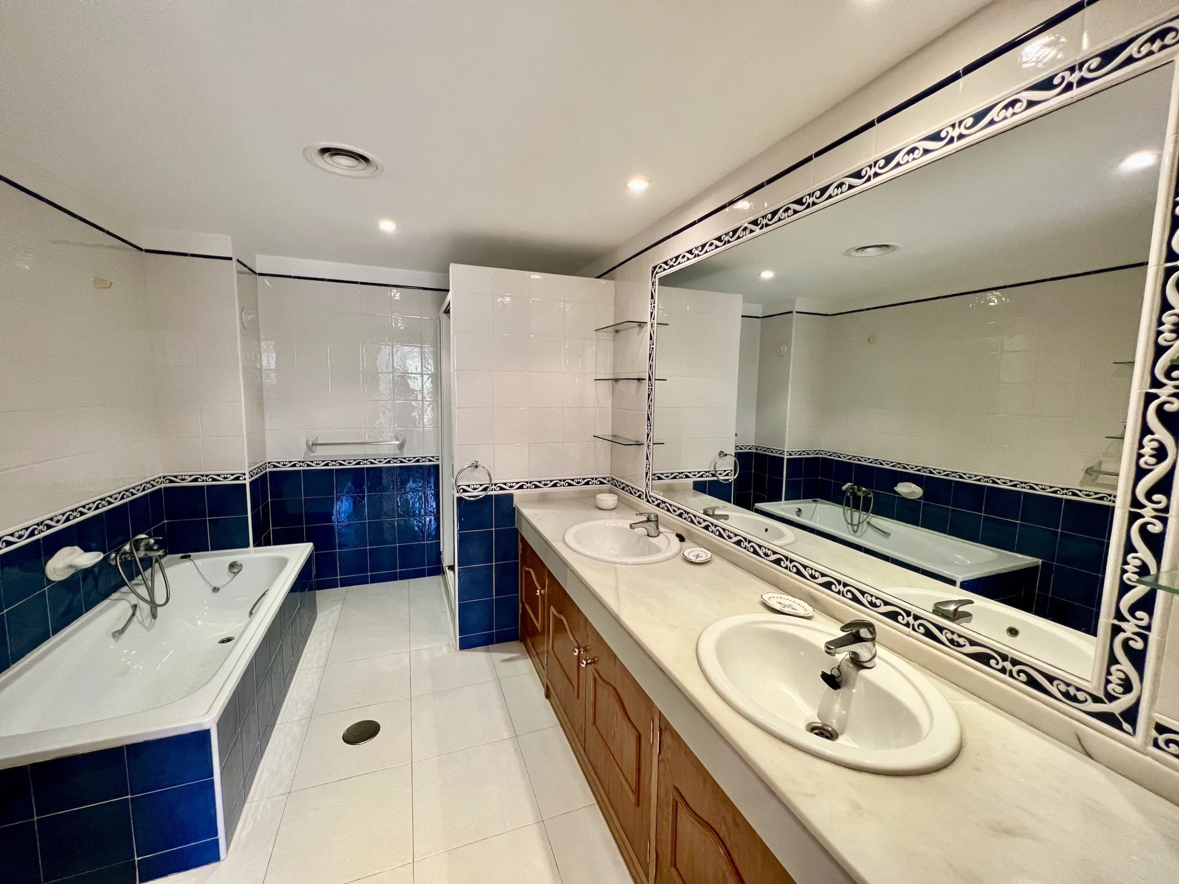 LO10 C ensuite bathroom mtime20220907112127