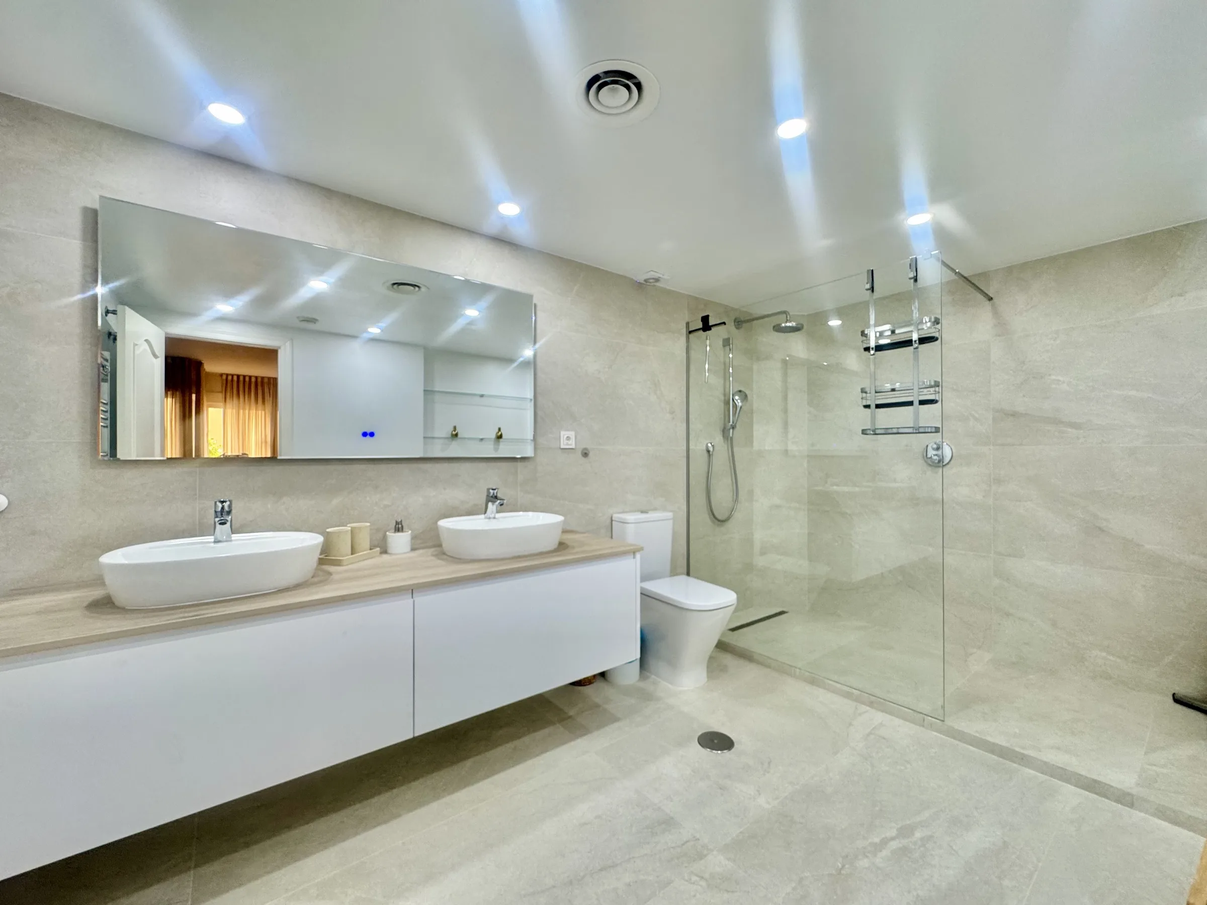 LO14 G Bathroom 1 a