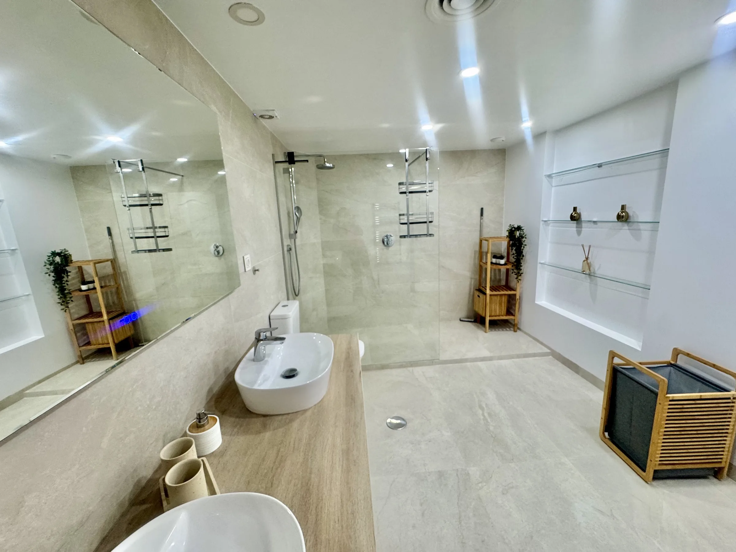 LO14 G Bathroom 1 b