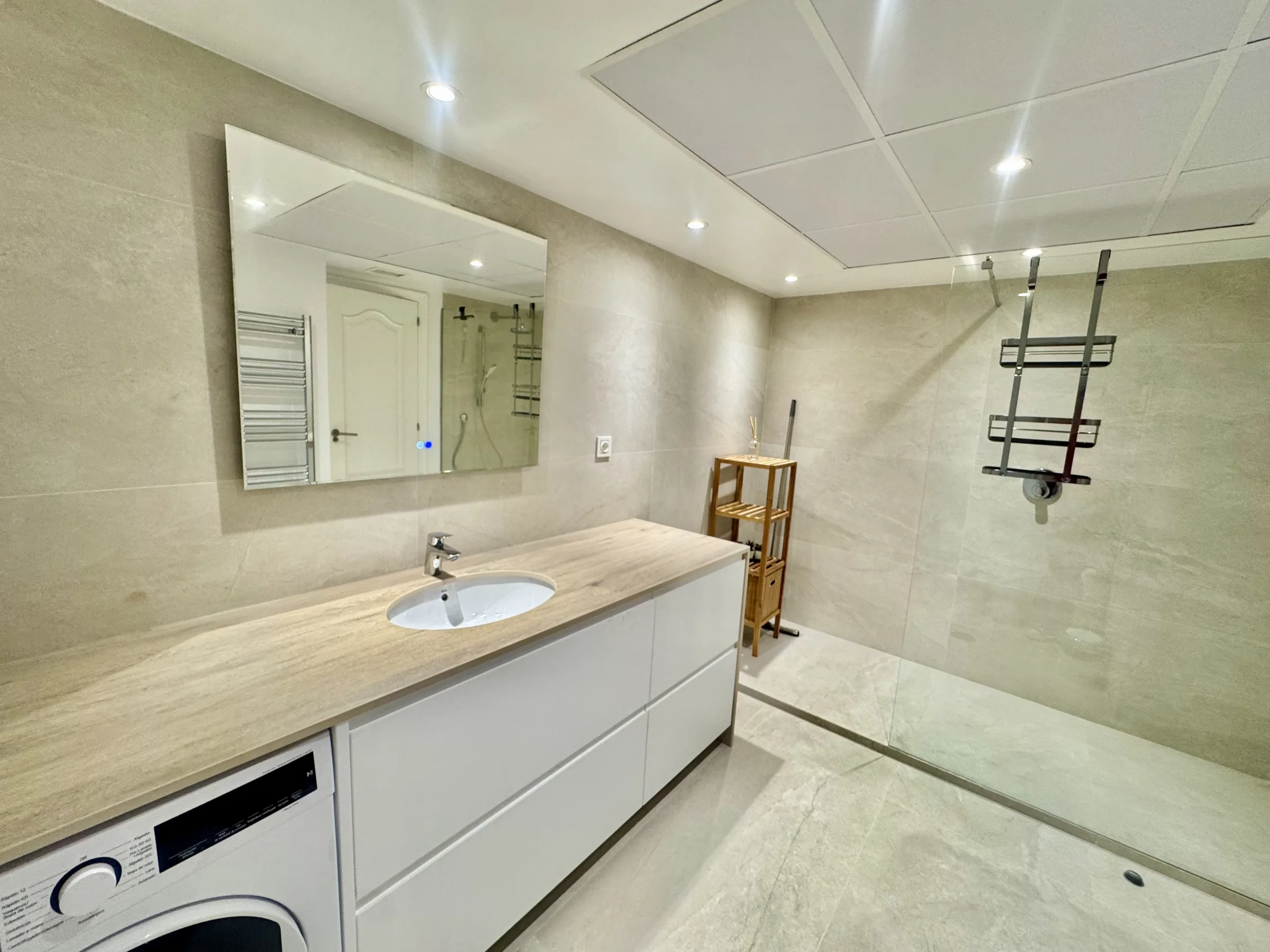 LO14 G Bathroom 2 a