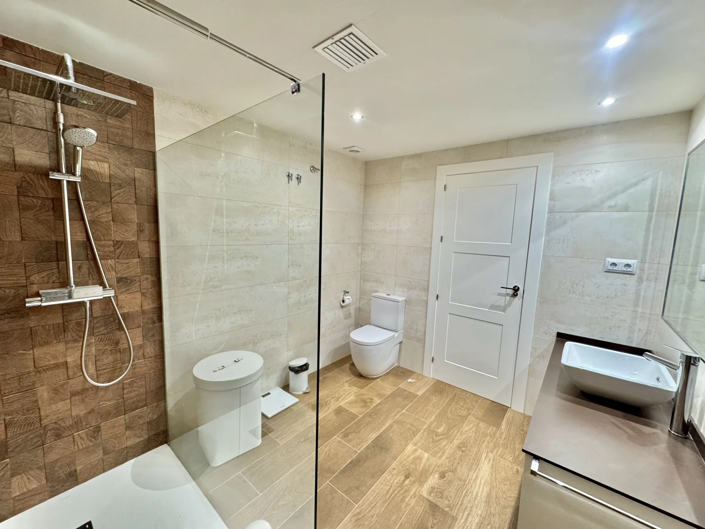 LO24 C Bathroom 2 c