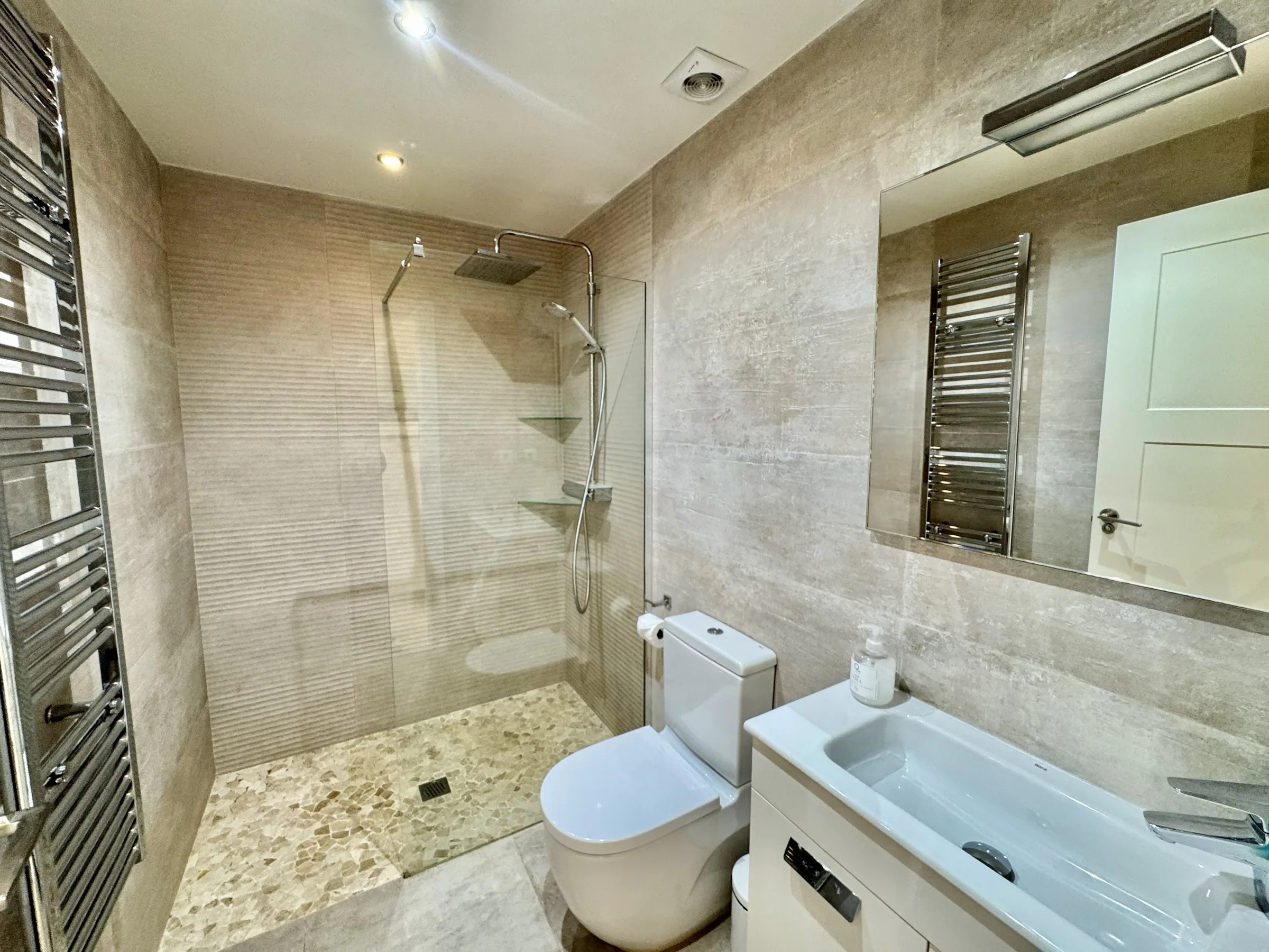LO24 C Bathroom 3 a