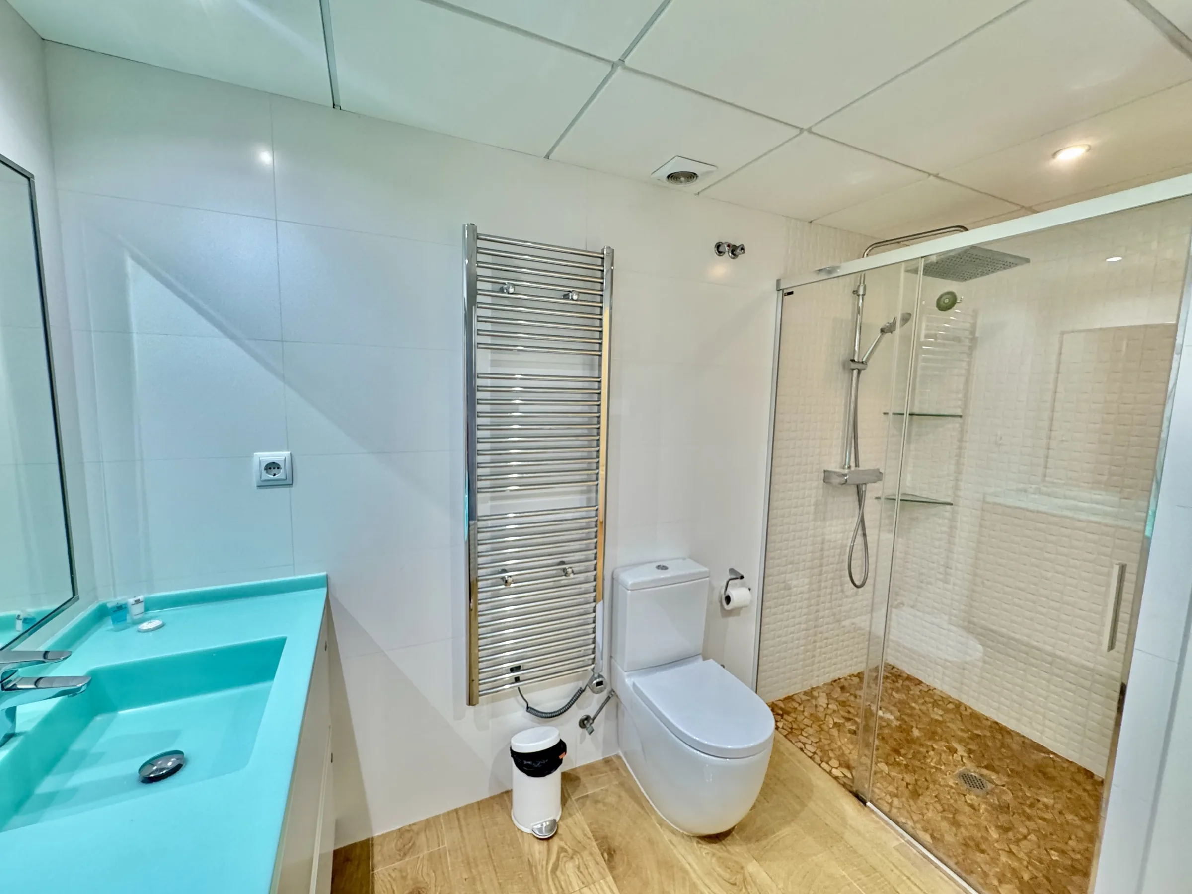LO24 C Bathroom 1 a