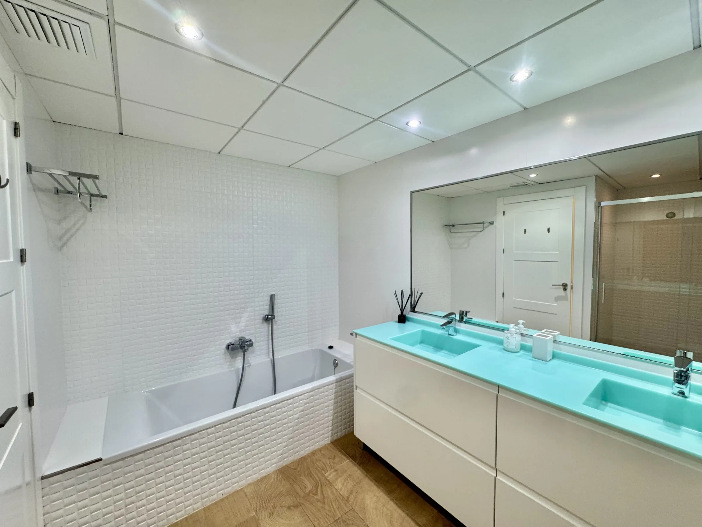 LO24 C Bathroom 1 b