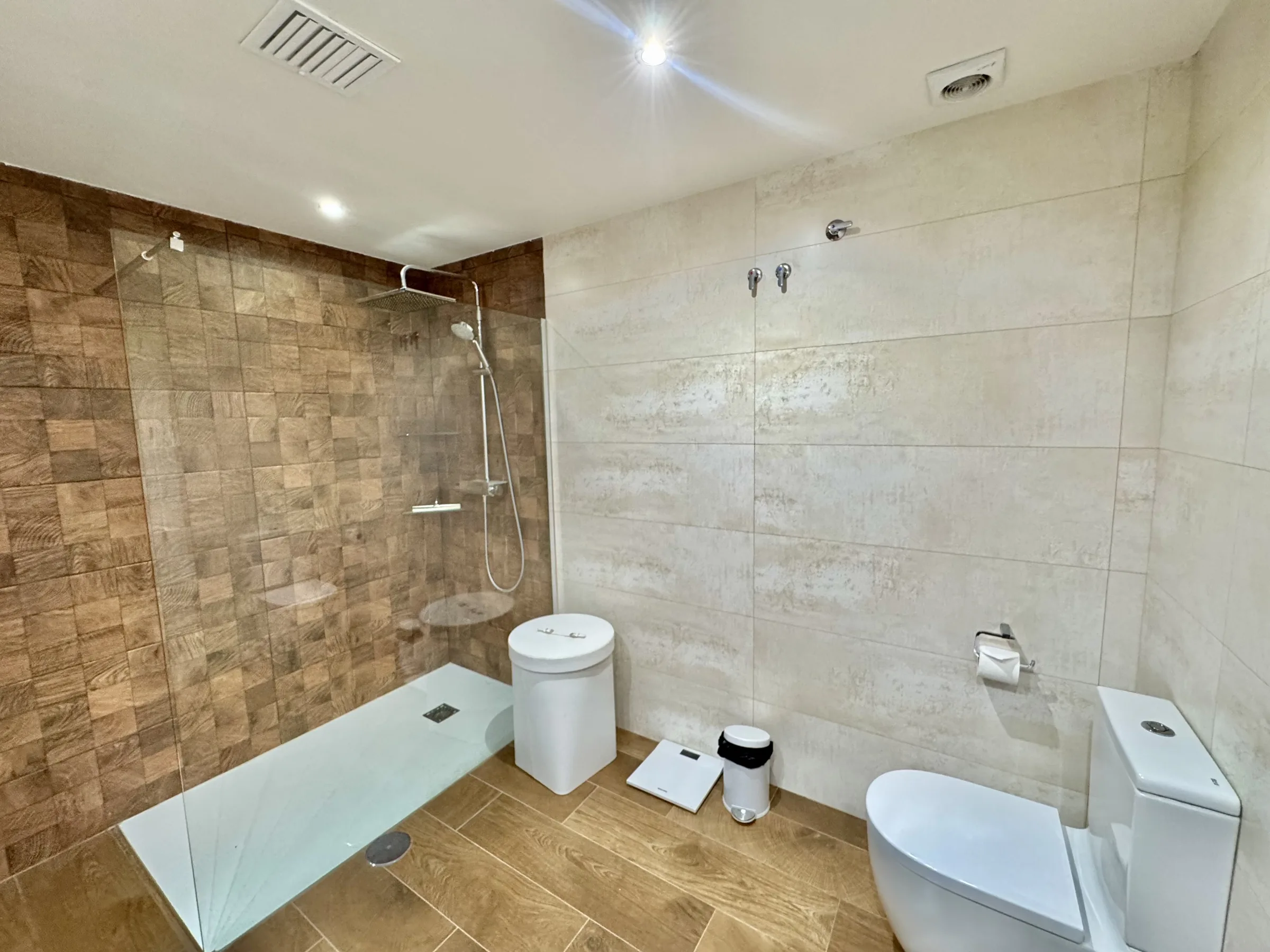 LO24 C Bathroom 2 b