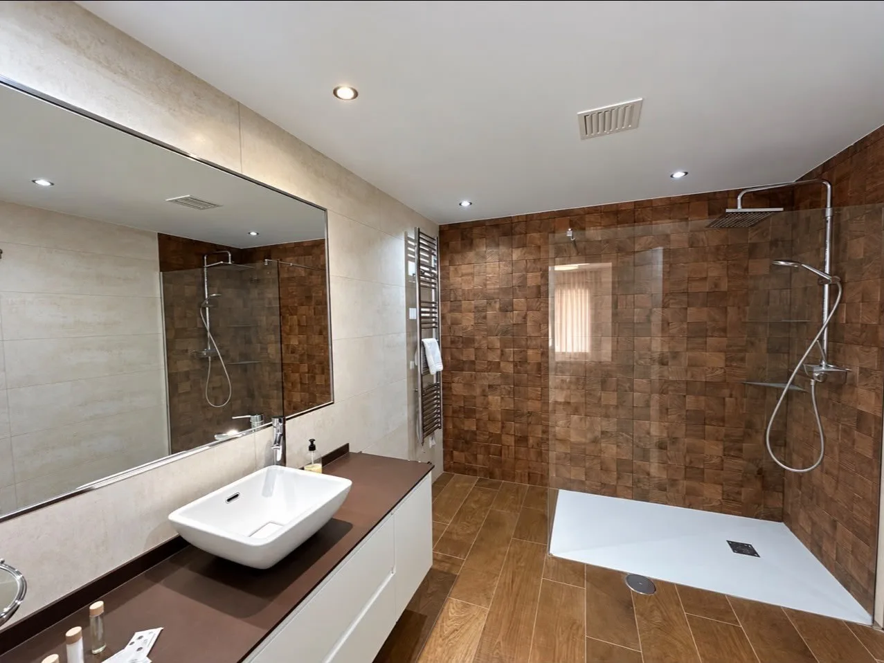 LO24 C Bathroom 1 a