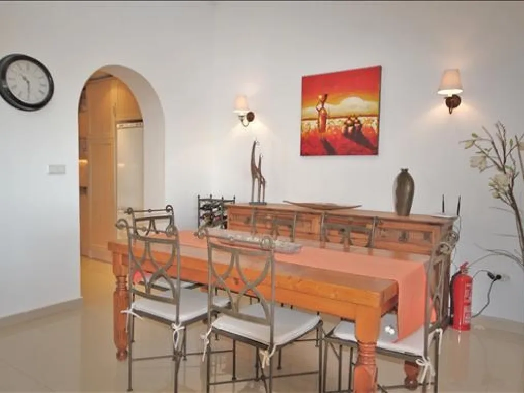 LO 25 P Dining to Kitchen mtime20210219113123