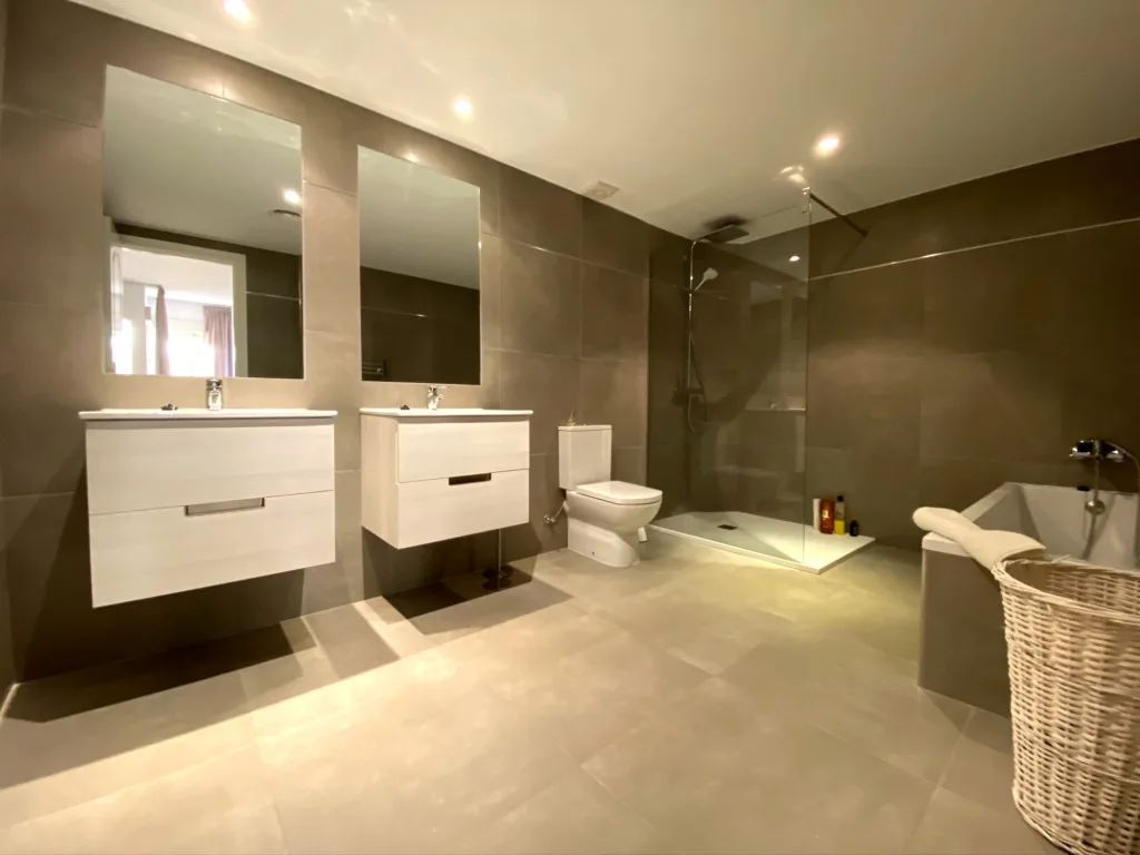 LO28 G Master Bathroom mtime20200228111422
