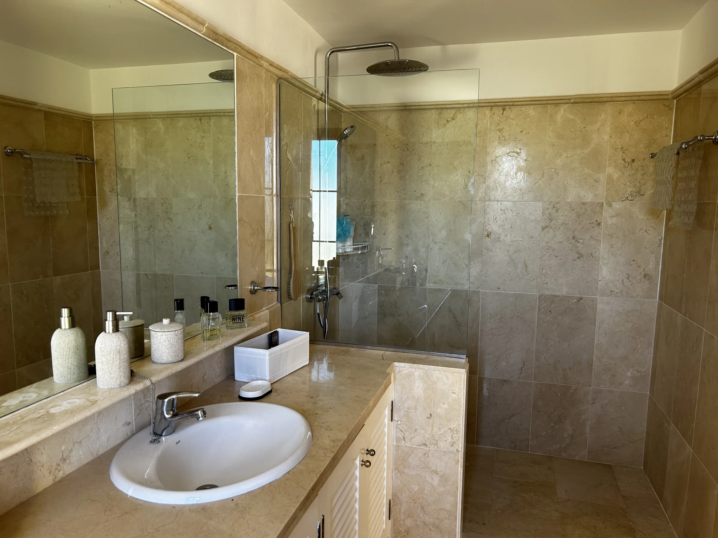 MC16 Bathroom 1 2