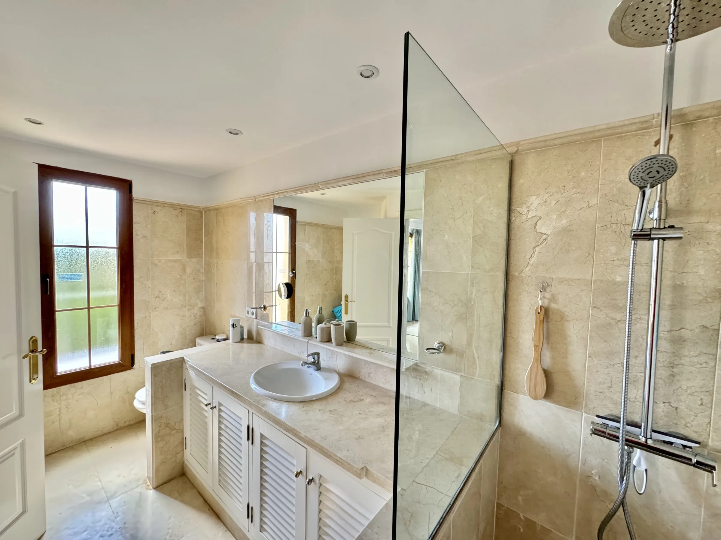 MC16 Bathroom 1