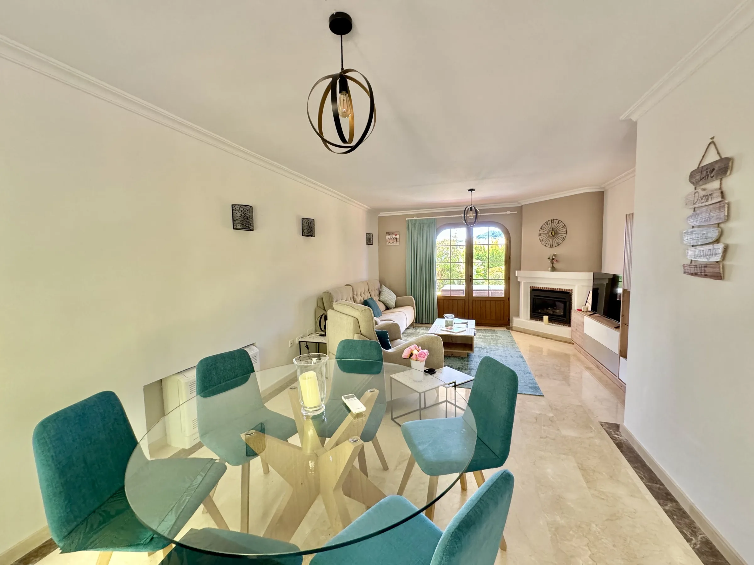 MC16 Dining Lounge
