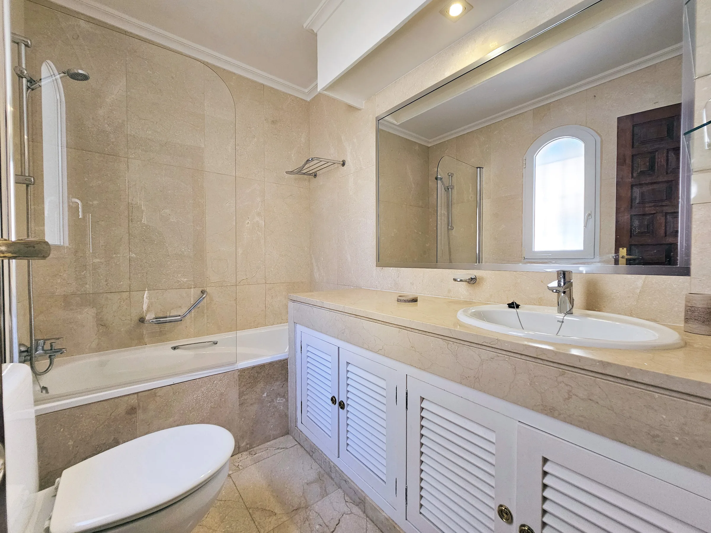 IV154 Bedroom 2 ensuite