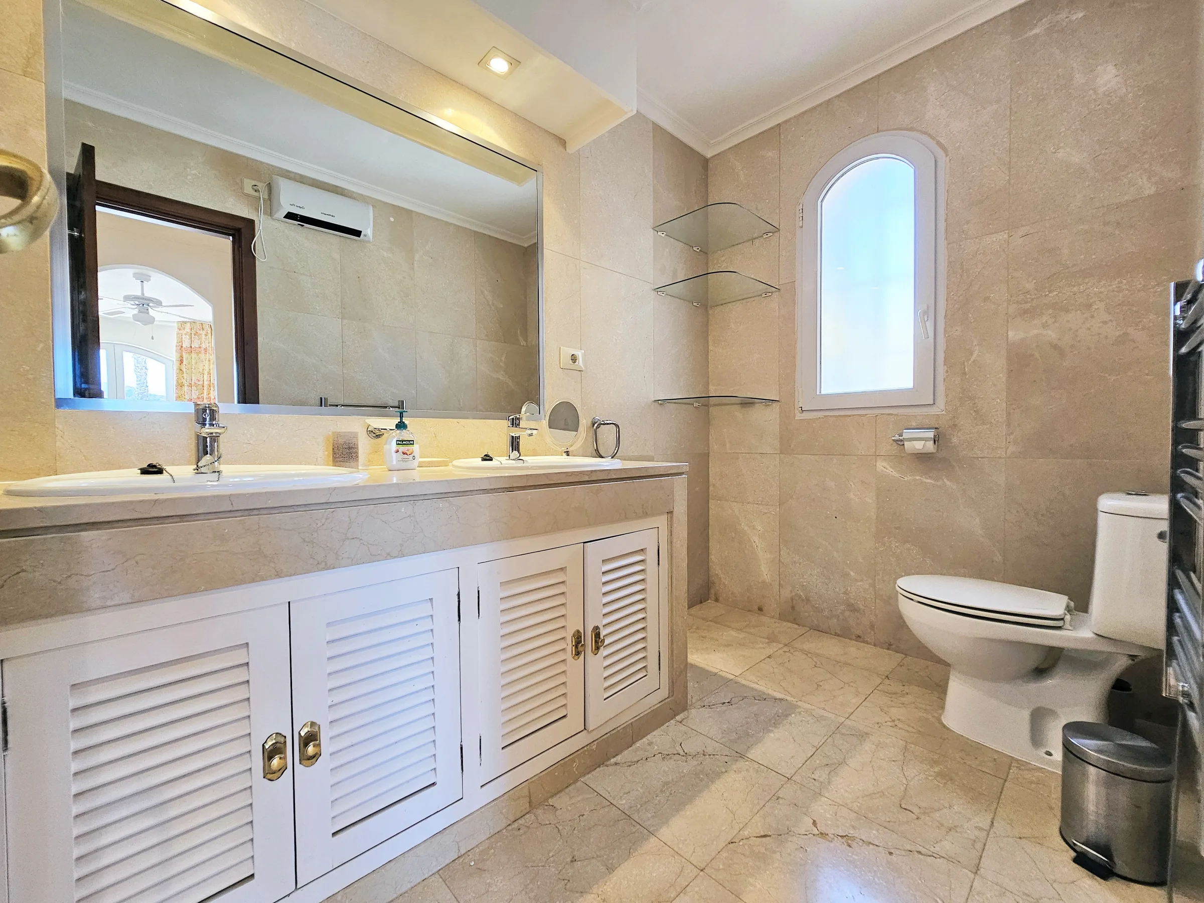 IV154 Master Bedroom ensuite 2