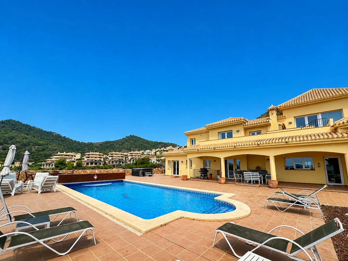 V20 Villa and pool b