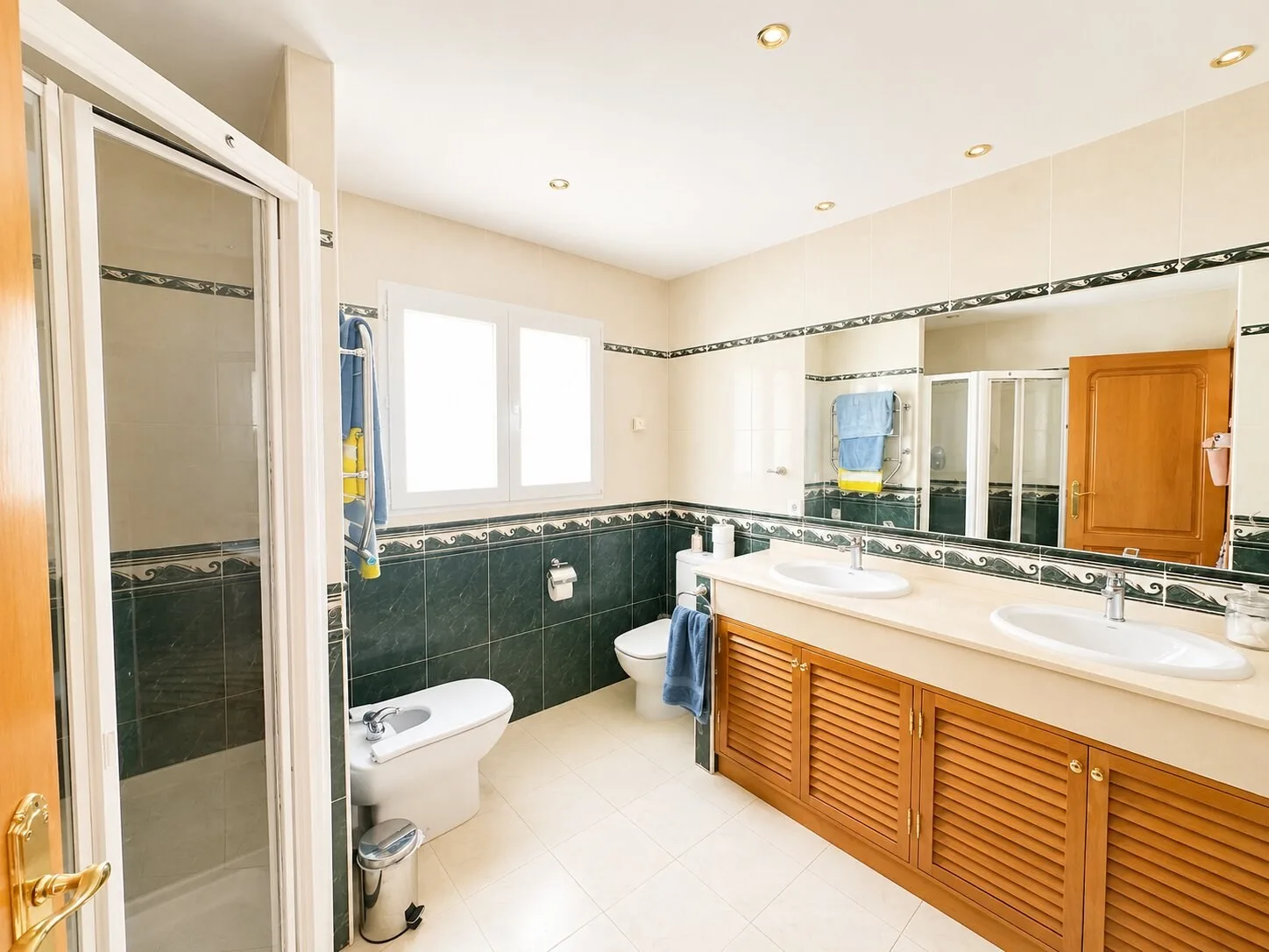 V20 Bathroom 2 a