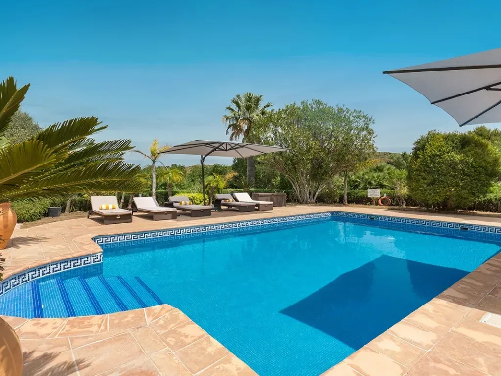 Villa70 002 Pool blue sky