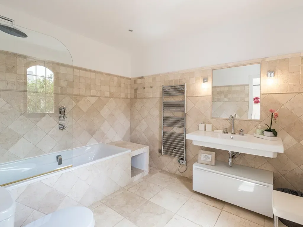 Villa70 037 bathroom